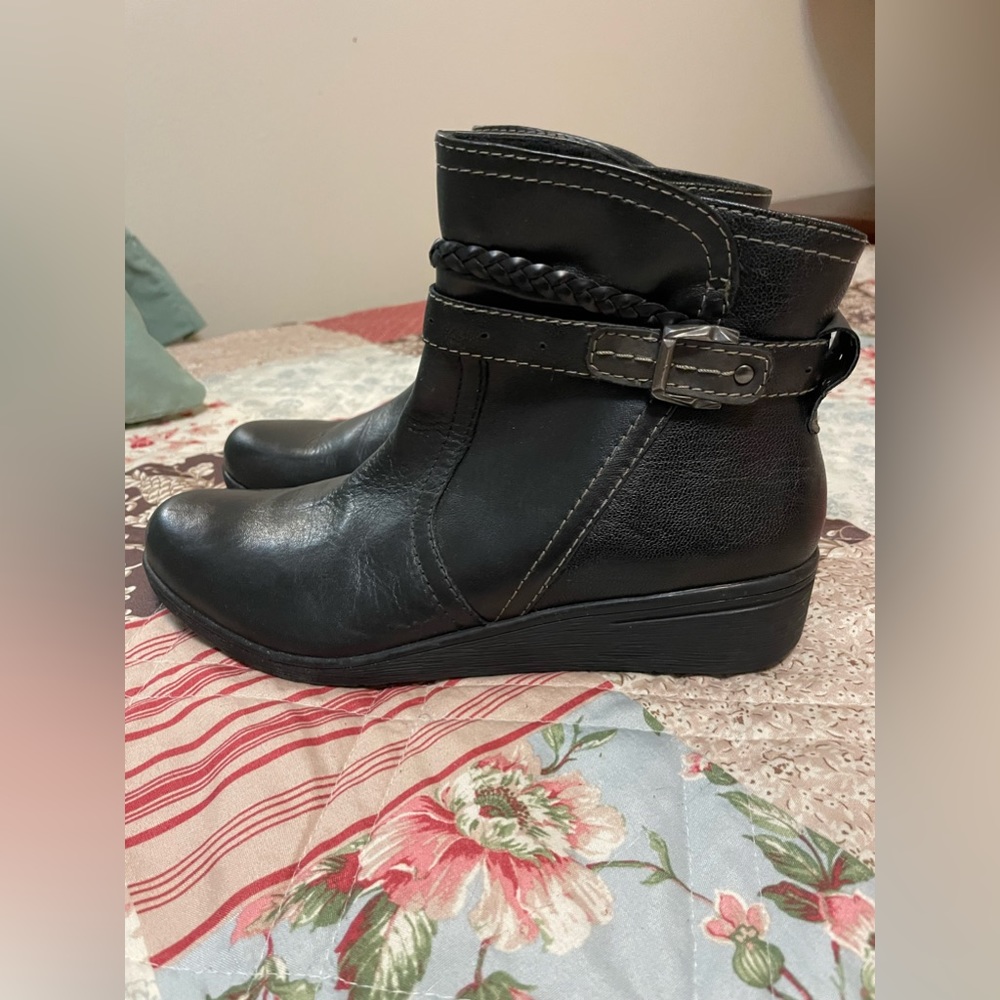 earth Origins Boots size 8